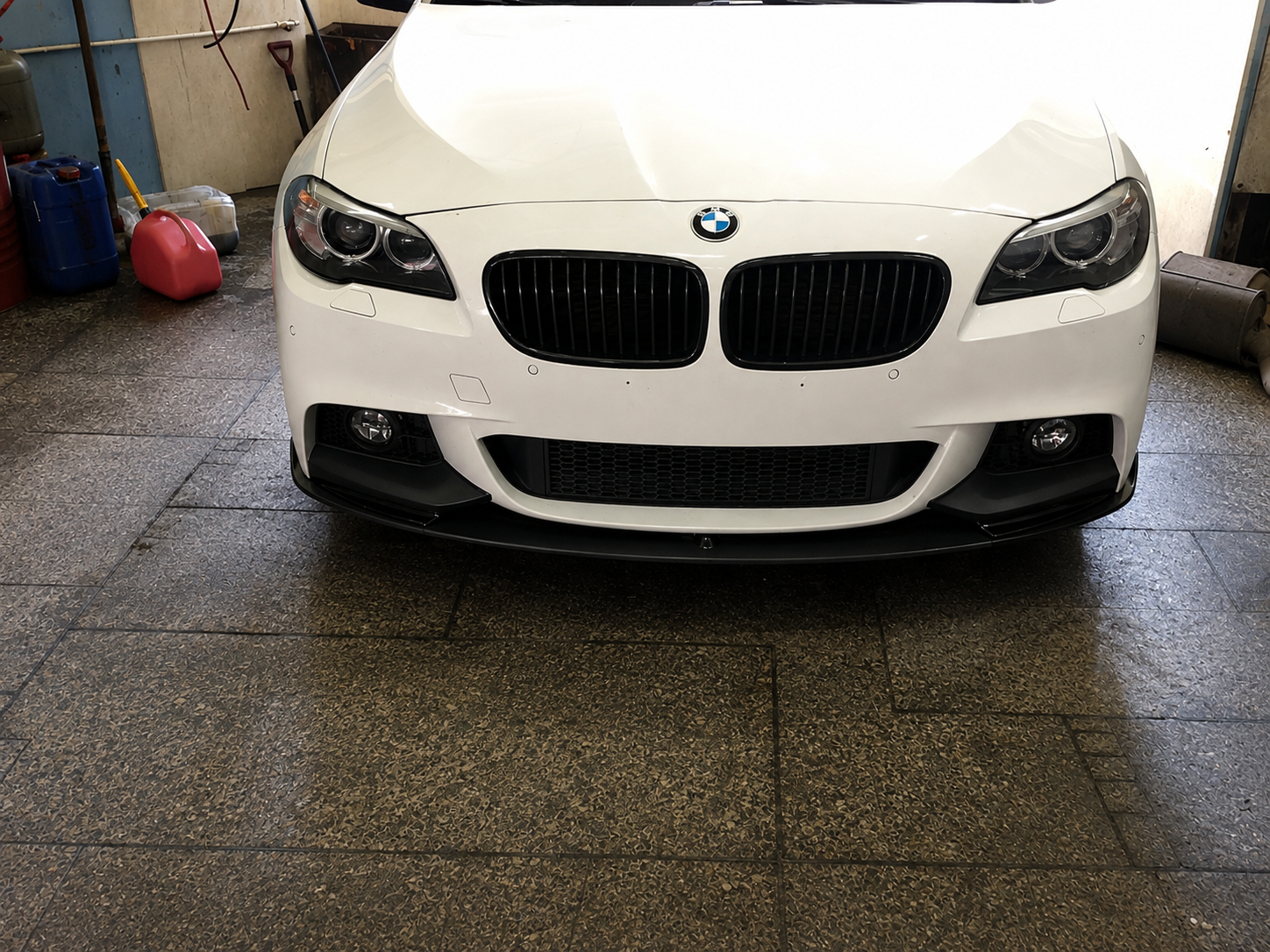 BMW ar uzstādītu priekšējo lūpu skatā no priekšpuses