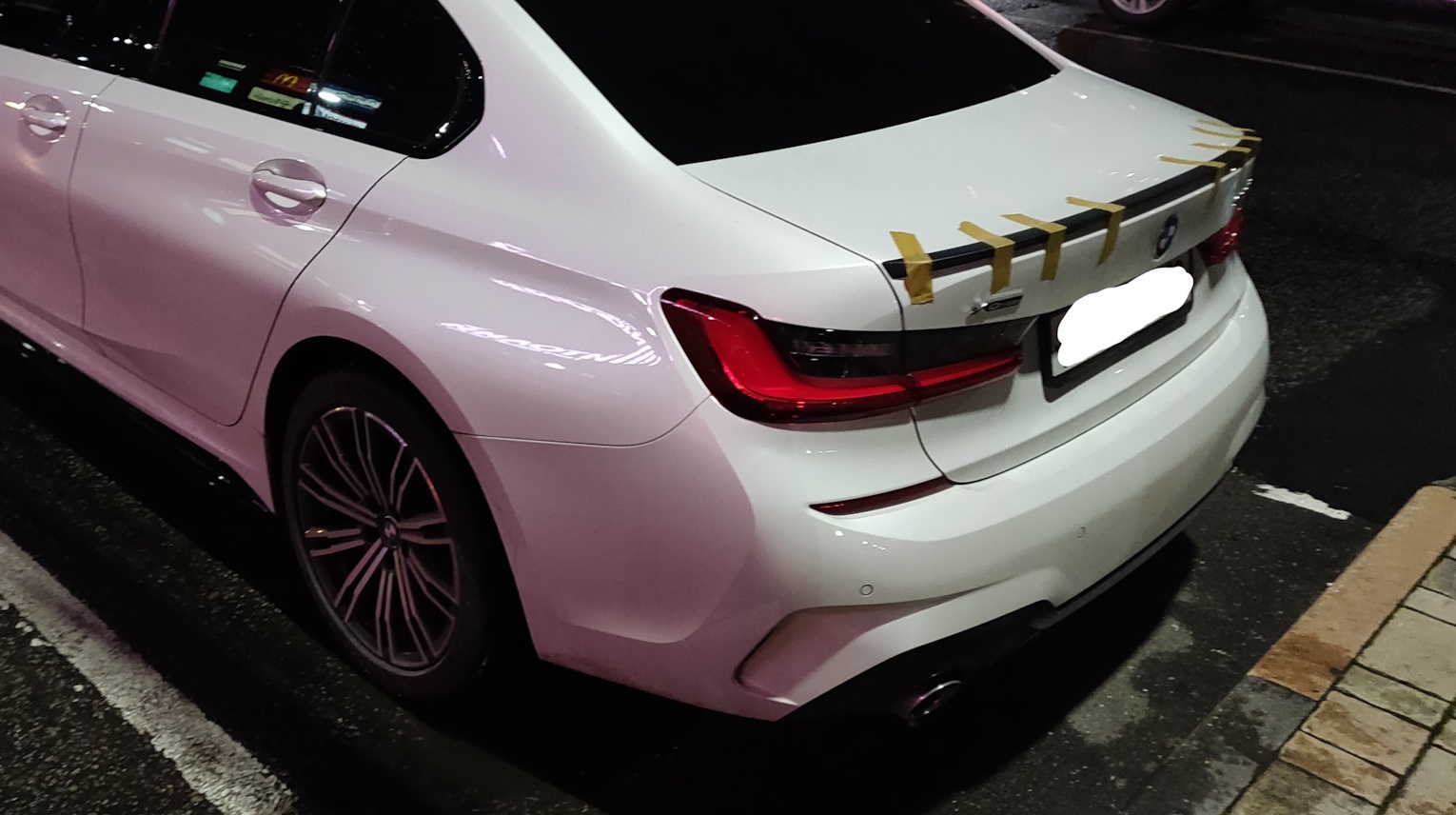 BMW sedans ar uzstādītu bagāžnieka spoileri
