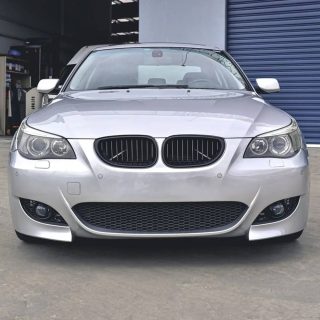 M5 iedvesmots priekšējais buferis BMW E60 / E61 PRE-LCI (03-07) ar 24 mm PDC caurumiem — 5